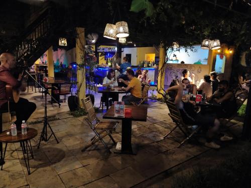 um grupo de pessoas sentadas em mesas em um restaurante em city inn hotel em Siem Reap