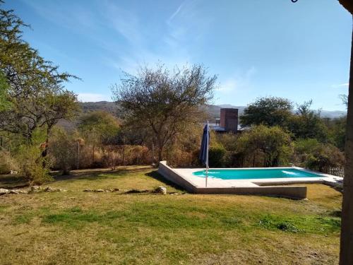 uma piscina no meio de um quintal em Casa en Villa Los Aromos em La Bolsa