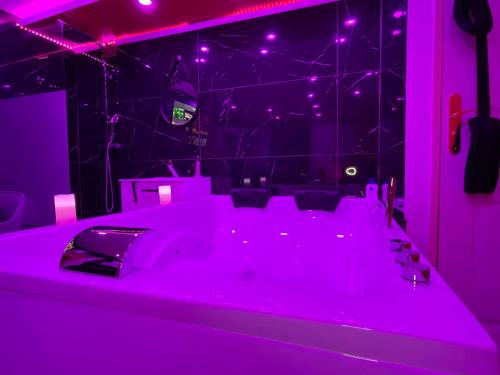 a purple room with a tub with purple lights at MJ Lust Room, centre var proche Verdon, cotignac, ambiance romantique in Montfort-sur-Argens