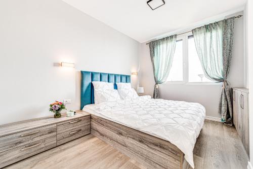 a bedroom with a large bed and a window at ARI Brownie Apartment in Arad