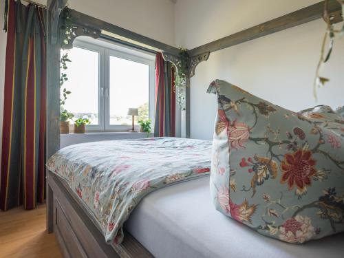 1 dormitorio con cama con almohada y ventana en Waldsiedlung No2, en Kröpelin