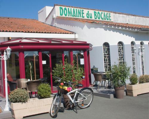 una bicicleta estacionada frente a un restaurante en Domaine du Bocage, en Chavagnes-en-Paillers