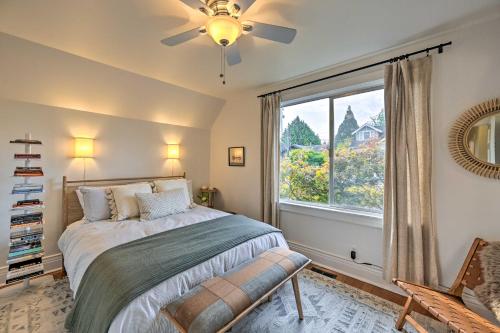 - une chambre avec un lit et une grande fenêtre dans l'établissement Stunning Queen Anne House with Private Patio!, à Seattle