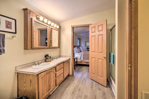 bagno con lavandino e specchio di Tranquil Cabin Getaway Near Red Cedar Lake! a Birchwood