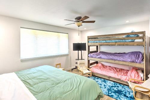 Bunk bed o mga bunk bed sa kuwarto sa Lovely Manorwood Home with Private Indoor Pool!