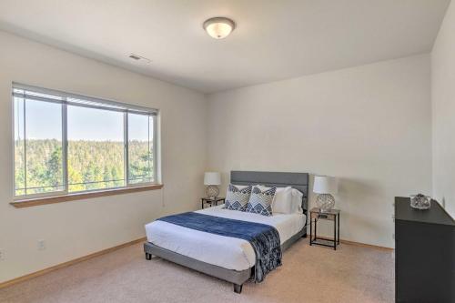 Postel nebo postele na pokoji v ubytování Bright Klamath Falls Townhome with Resort Perks