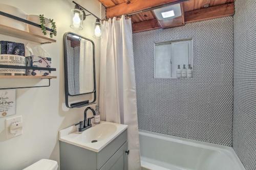 y baño con lavabo, ducha y aseo. en Woodsy Pinetop Cabin and Deck and Separate Casita, en Pinetop-Lakeside