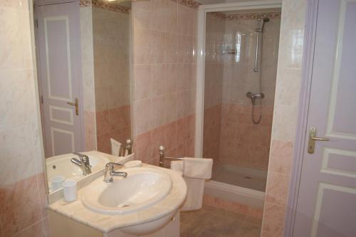 a bathroom with a sink and a shower at Vue sur mer à Santa Severa - Appartement Les Cyprès in Marine de Luri