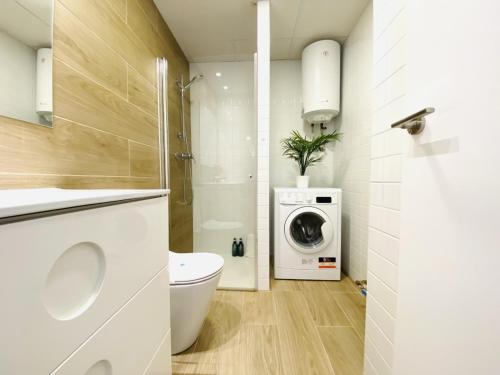 a bathroom with a toilet and a washing machine at RUBEN VELA - LOFT CLOSE to RUSSAFA (SOHO) in Valencia