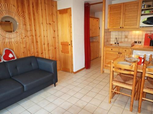 un salon avec un canapé et une table dans une cuisine dans l'établissement Studio charmant au coeur de Morillon, à 850m des télécabines, balcon, équipements complets, parking inclus - FR-1-624-60, à Morillon