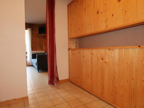 een kamer met een houten kast en een tegelvloer bij Studio Morillon Village, 1 pièce, 4 personnes - FR-1-624-60 in Morillon