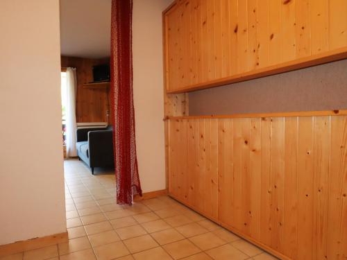 Cette chambre dispose d'un placard en bois et de carrelage. dans l'établissement Studio charmant au coeur de Morillon, à 850m des télécabines, balcon, équipements complets, parking inclus - FR-1-624-60, à Morillon