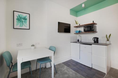 Stylish Eco-Friendly Apartments in Folkestone廚房或簡易廚房