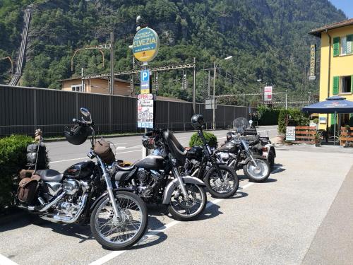 uma fila de motocicletas estacionadas num parque de estacionamento em Hotel Elvezia em Lavorgo