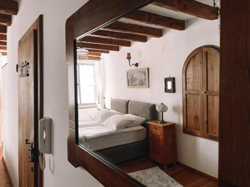 ein Schlafzimmer mit einem Bett und einem Spiegel in einem Zimmer in der Unterkunft Hotel Casa Garzotto in Rovinj
