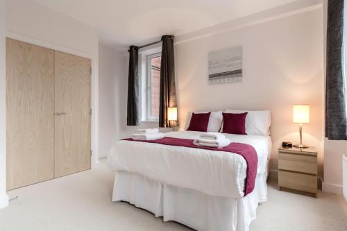 Una cama o camas en una habitación de Roomspace Serviced Apartments - Nouvelle House
