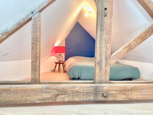 Un pat sau paturi într-o cameră la - Le Lys - Magnifique maisonnette avec terrasse
