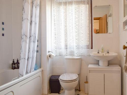 Little Gem في كيركالدي: حمام مع مرحاض ومغسلة