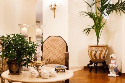 a dining room with a table with a potted plant at Palazzo Marziale in Sorrento