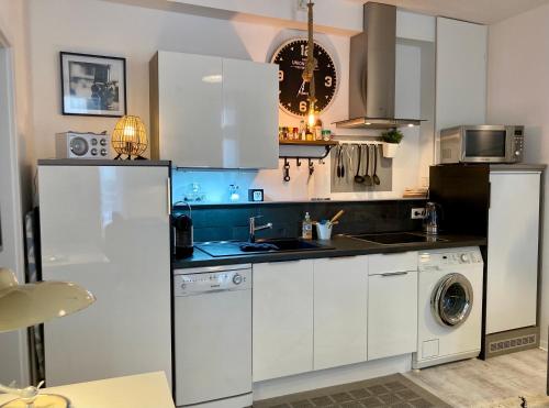 Køkken eller tekøkken på Living at Saarpartments - AdultsOnly - Business & Holiday Homes with Kitchen for Long- and Short Term stay, 3 min to St Johanner Markt and Points of Interest