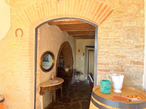 a hallway with an archway in a building with a table at Il Fiorino di Badia in Badia A Passignano