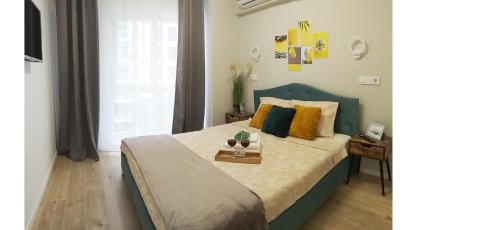 ブカレストにあるSUNSHINE - New & Quiet 1BR Apt, Business area, close to Airport, Highway A3, Subwayの部屋の中に大きなベッドがある寝室