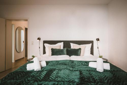 Giường trong phòng chung tại Sadebo Apartments Lübeck mit Terrasse oder Balkon