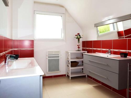 Kúpeľňa v ubytovaní Maison charmante à Pédernec avec jardin spacieux