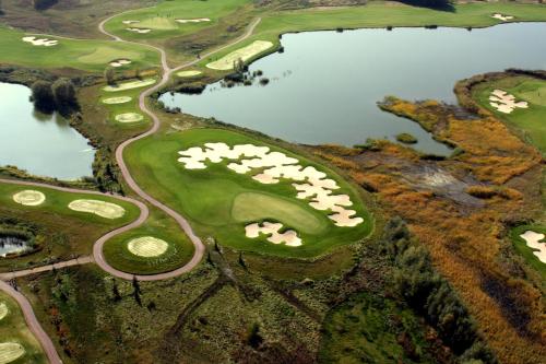 an overhead view of a golf course with a pond at Golf & Spa Kunětická Hora in Dritec