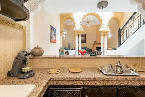 uma cozinha com um balcão com um lavatório em Riad Anir em Marrakech