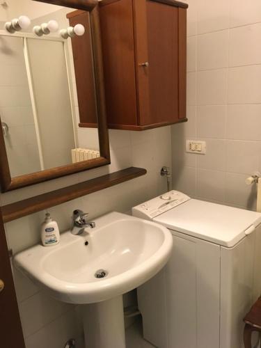 bagno con lavandino, specchio e servizi igienici di MIMA House a Bergamo