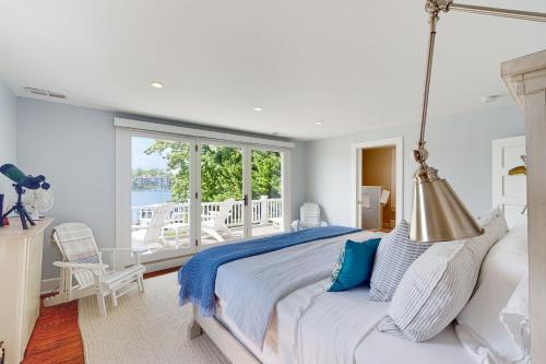 een slaapkamer met een groot bed en een balkon bij The Master Shipwright in Annapolis