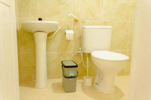 uma casa de banho com um WC e um lavatório em Linda Casa c Wi-Fi a 900m da Praia de Itatinga MA em Alcântara