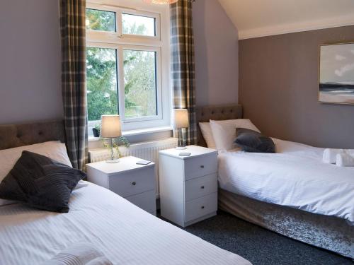 um quarto com 2 camas e uma janela em Nalas Cottage em Skegness