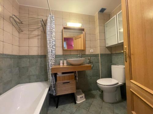 La salle de bains est pourvue d'un lavabo, d'une baignoire et de toilettes. dans l'établissement S04 - Alojamiento Mulleres - Villmor, à Sesué