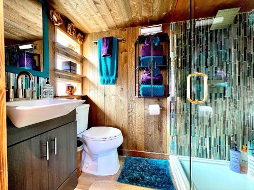 y baño con aseo, lavabo y ducha. en Zions Tiny Oasis, en Virgin