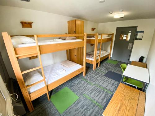 Кровать или кровати в номере HI Calgary City Centre - Hostel