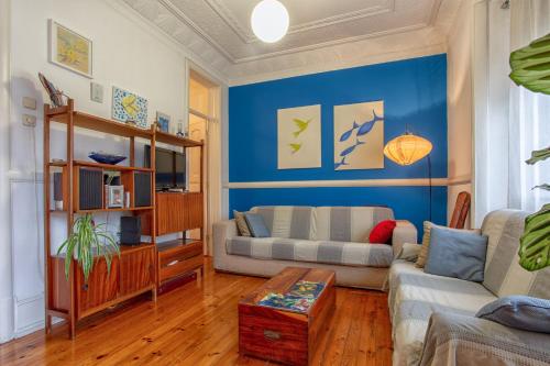 ein Wohnzimmer mit einem Sofa und einem Tisch in der Unterkunft The Bleu Lisbon Flat in Lissabon