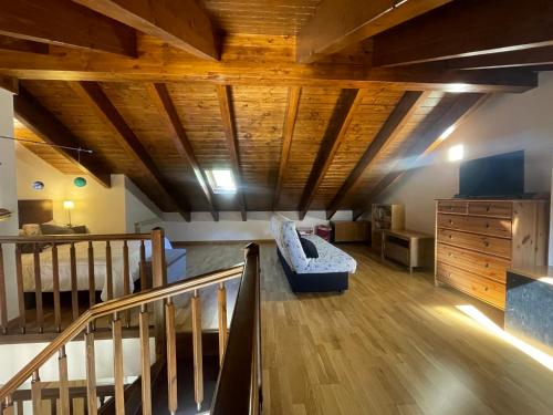 - un salon avec un canapé bleu et un plafond en bois dans l'établissement S04 - Alojamiento Mulleres - Villmor, à Sesué
