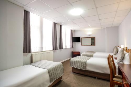 a hotel room with two beds and a table at Comfort Inn Birmingham in Birmingham