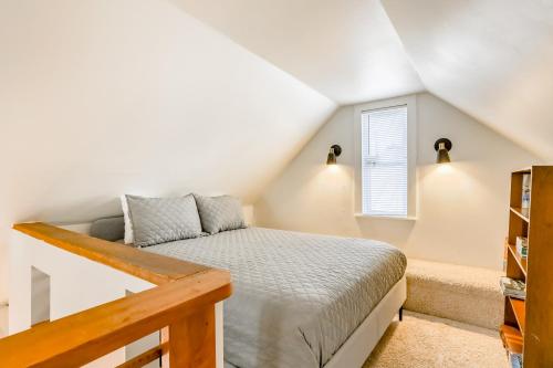 - une chambre avec un lit et une fenêtre dans l'établissement Quaint Modern Downtown Cottage, à Saint Augustine