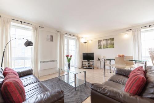 un soggiorno con divano e tavolo di Roomspace Serviced Apartments - Central Walk a Epsom