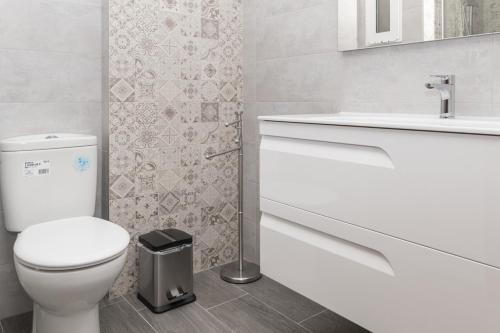 a bathroom with a white toilet and a sink at Lider, 2-G in Cullera