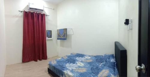 浮羅山背的住宿－Ainaz Homestay Balik Pulau，一间卧室配有床和红色窗帘