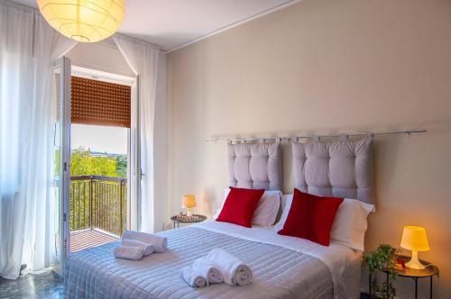 Residenza Dalia&Lea في فيرونا: غرفة نوم بسرير كبير عليها مناشف