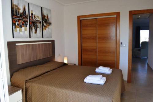 een slaapkamer met een bed met twee handdoeken erop bij Apartamento Atlantico in Sucina