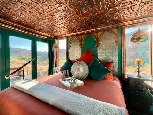 1 dormitorio con 1 cama y vistas a las montañas en Zions Tiny Oasis, en Virgin
