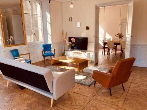 a living room with a couch and chairs at l'Albuconis7 Appartement 160m2 in Aubusson