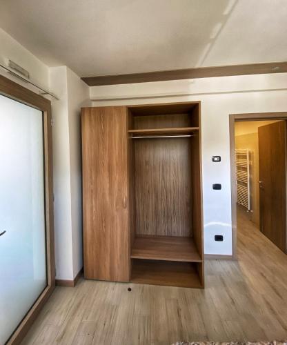 a room with a closet with a wooden door at Locazione Turistica El Sghirlo in Vidor