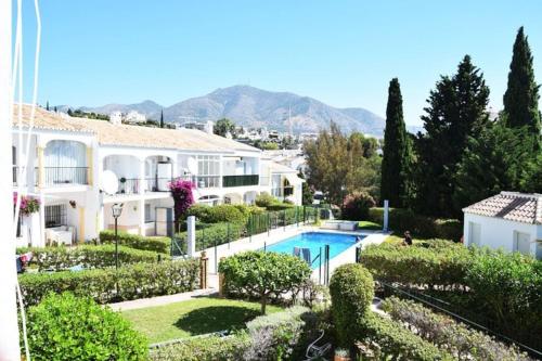 uma vista para uma casa com piscina em lux 2 kmr app Stella Blanca met zwembaden airco en zeezicht em Fuengirola